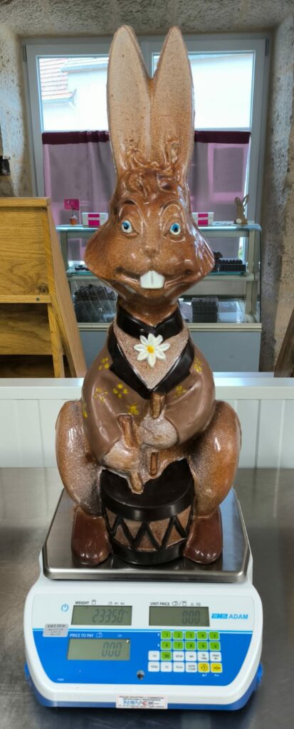 Lapin de Pâques gagné par Mme Bakes: elle a donné l'esti!ation de poids au plus prêt 